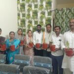 तुलसी पौधा भेंट कर पर्यावरण एवं उद्यानिकी प्रभारी ने समिति की बैठक,एक पेड़ मां के नाम” का दिया संदेश: